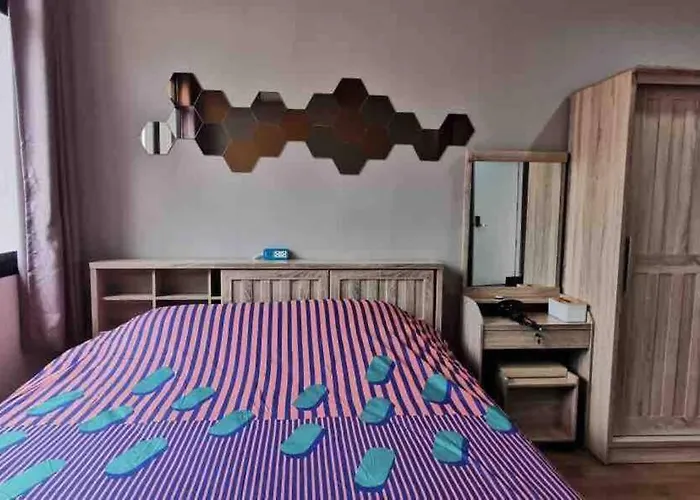 8finite House *